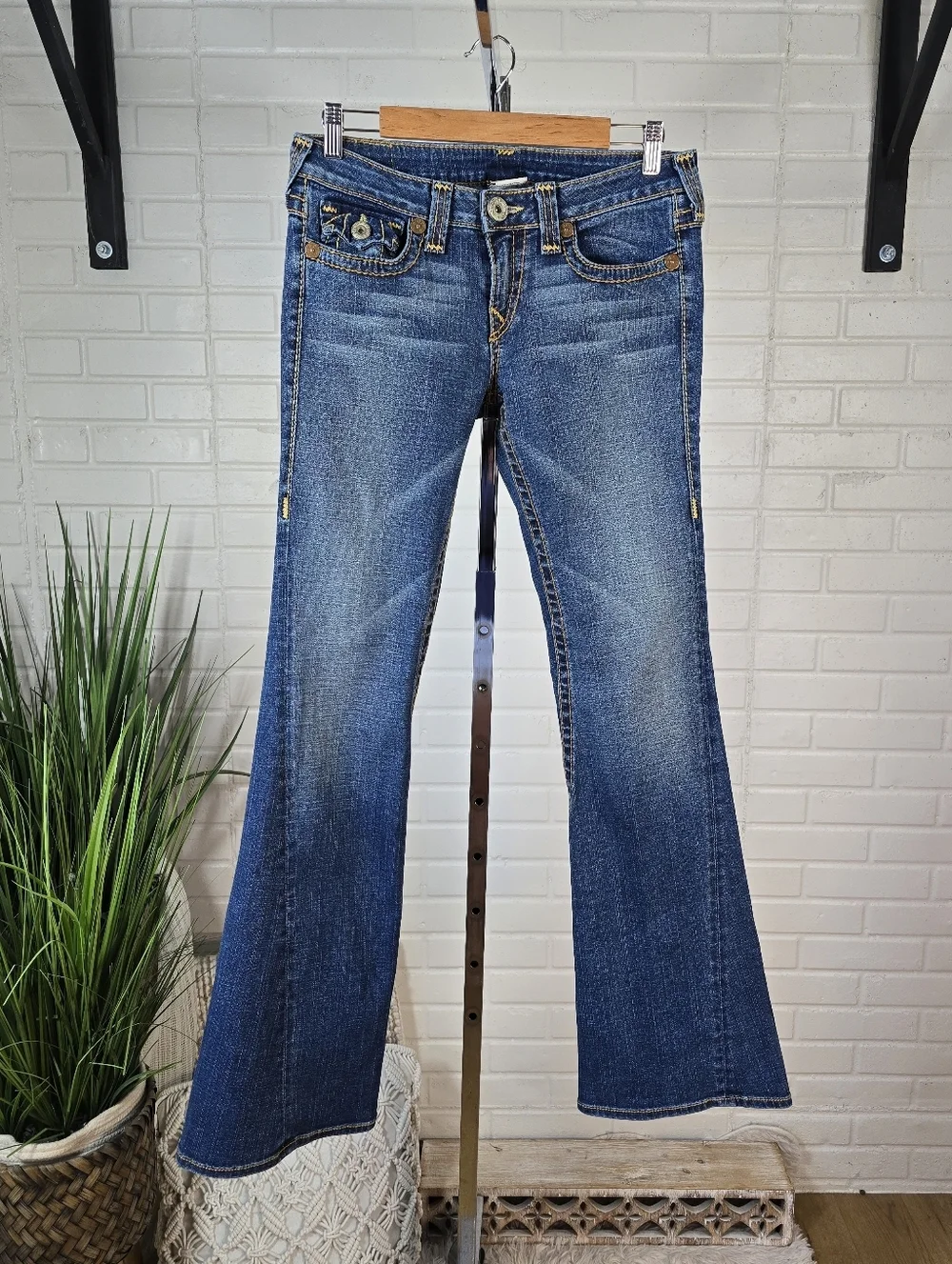 Y2k True Religion Low Rise Flare Jeans Size 31 Medium Wash - Picture 2 of 12